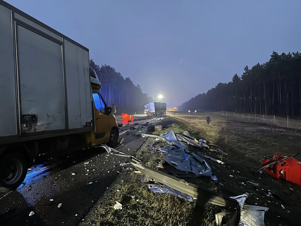 Zdjęcia z wypadku pięciu pojazdów na S10