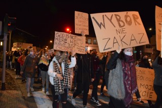 Protest kobiet w Zduńskiej Woli. Przemarsz prze miasto