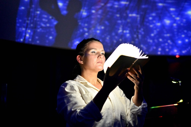 Miss God zabrała słuchaczy w muzyczno-wizualną podróż. Wszystko w wyjątkowym miejscu - białostockim Planetarium