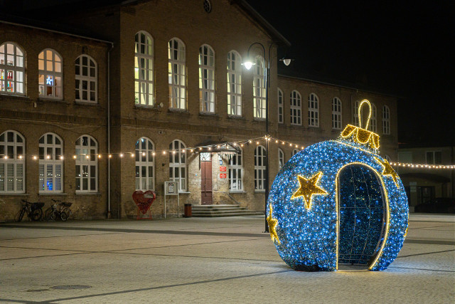 Świąteczne iluminacje w Choroszczy. Wielka bombka robi robotę