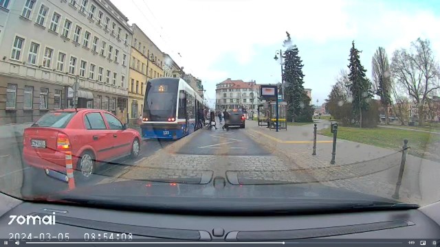 Na przystanku wiedeńskim na ul. Focha w Bydgoszczy kierujący mercedesem manewrował między pasażerami tramwaju.