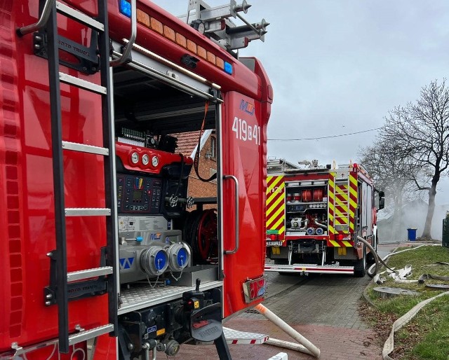 W akcji gaszenia pożaru brały udział trzy zastępy straży pożarnej.