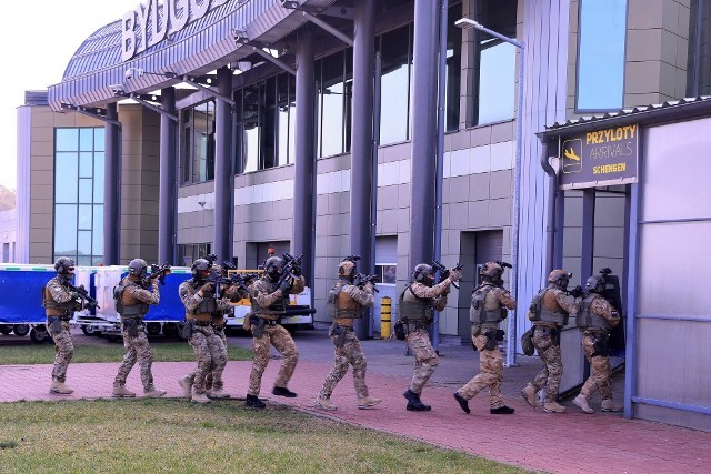 Wspólne ćwiczenia policji i straży granicznej na terenie bydgoskiego Portu Lotniczego.