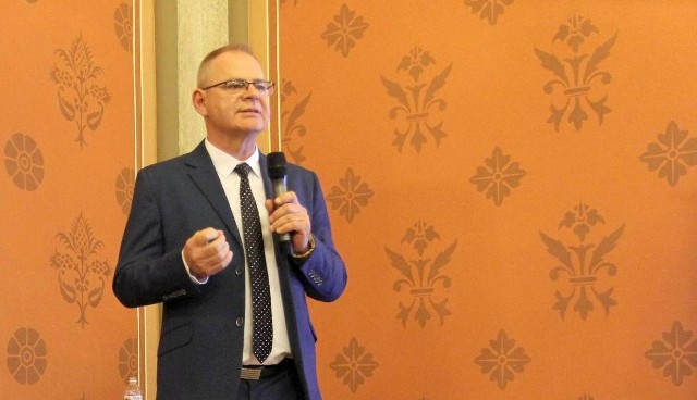 Mariusz Kędzierski chce wrócić na fotel burmistrza Chełmna. Swoich kandydatów na radnych zaprezentował podczas spotkania w Zespole Szkół Ogólnokształcących nr 1