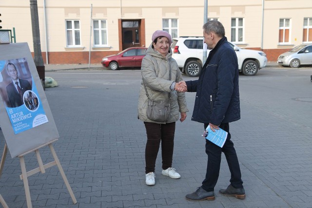 W ramach kampanii wyborczej Artur Mikiewicz, ubiegający się o reelekcję, spotyka się z mieszkańcami na ulicach Chełmna