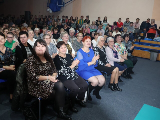 W sobotę, 9 marca w hali sportowo-widowiskowej przy Szkole Podstawowej w Piotrkowie Kujawskim odbyły się
uroczystości z okazji święta kobiet