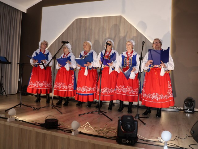 W niedzielę, 10 marca 2024 roku w sali widowiskowej Gminnego Ośrodka Kultury w Dobrem odbyła się
pierwsza prezentacja nowych strojów ludowych zespołu folklorystycznego „Kujawioki od Dobrego”.