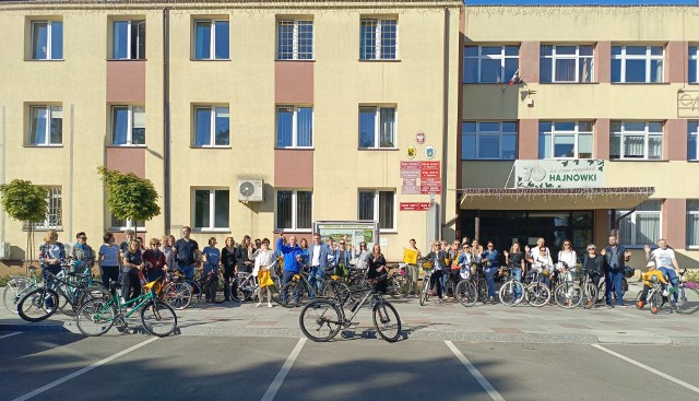 44 urzędników hajnowskich samorządów przyjechało w piątek do pracy rowerami