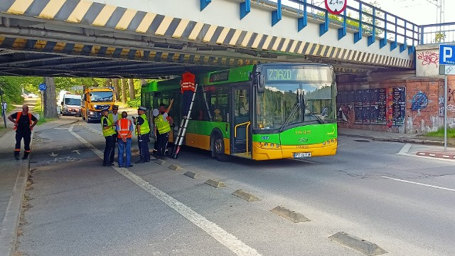 Autobus MPK Poznań utknął pod wiaduktem na al. Niepodległości. Kierowca pomylił trasę