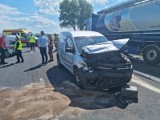 Zderzenie trzech pojazdów w Granowie. Dwie osoby trafiły do szpitala 
