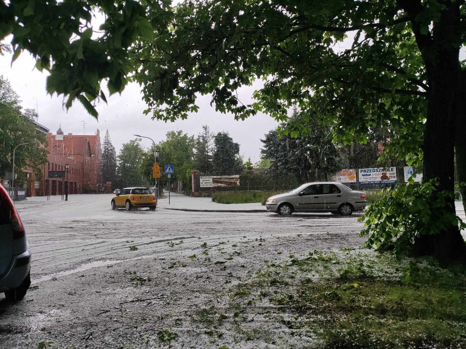 Silne opady grady w Gnieźnie. Niebezpieczne pogoda na terenie miasta