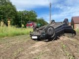 Samochód dachował w Piekarzewie. Jedna osoba została przetransportowana do szpitala