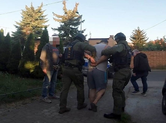 Podczas zatrzymania poszukiwanego listem gończym mieszkańca gminy Śrem policjanci znaleźli u mężczyzny amfetaminę