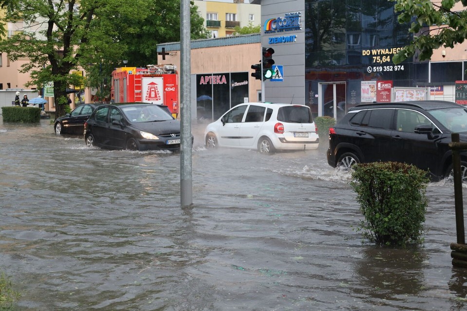 Intensywna burza w Gnieźnie. Zalane ulice, urzędy, szkoła i sklepy. Tego nikt się nie spodziewał! Zobacz zdjęcia i wideo