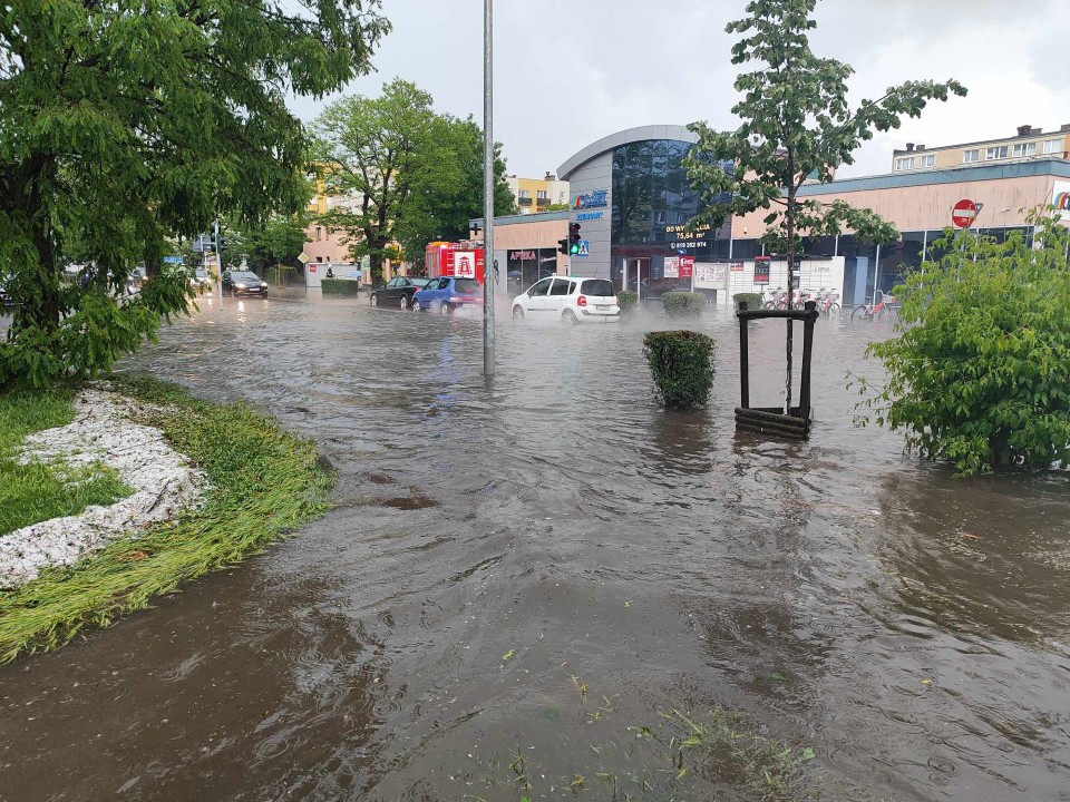 Intensywna burza w Gnieźnie: zalane ulice, urzędy, szkoła, sklepy i drogi!