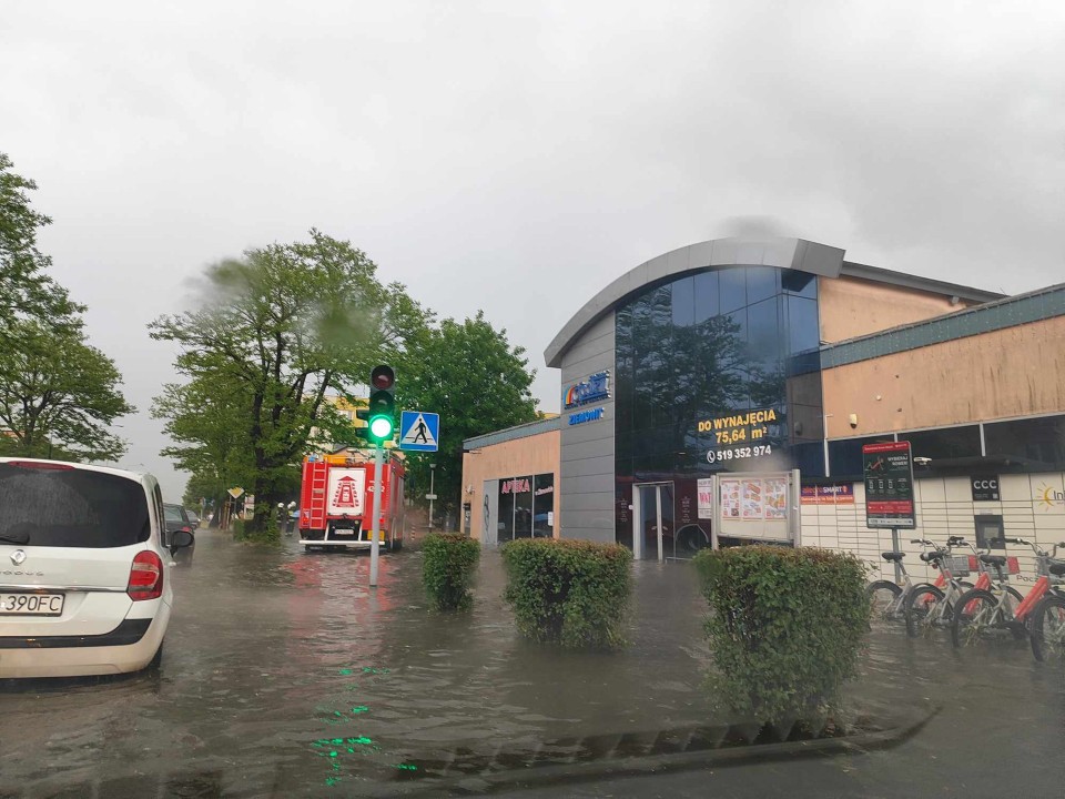 Intensywna burza w Gnieźnie: zalane ulice, urzędy, szkoła, sklepy i drogi!