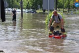 Intensywna burza w Gnieźnie: zalane ulice, urzędy, szkoła, sklepy i drogi! Kobieta uwięziona w aucie