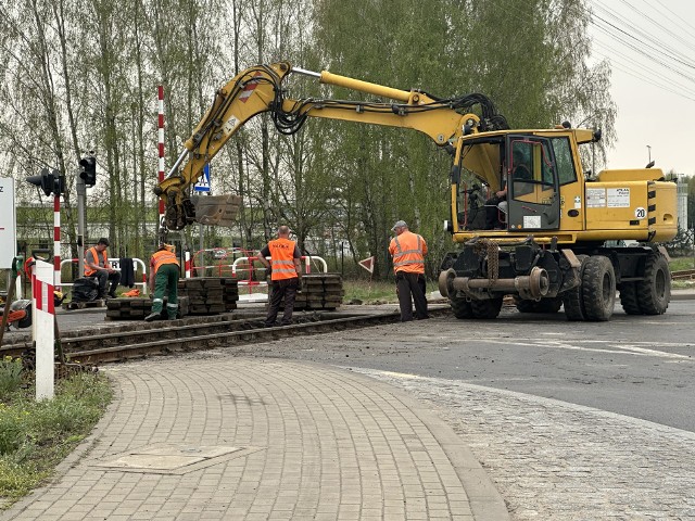 Trwa remont nawierzchni przejazdu kolejowego w Białym Borze w gminie Grudziądz. Nie kursują pociągi. Są objazdy. Zdjęcia