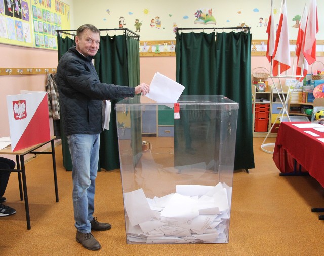 Głosowanie w Obwodowej Komisji Wyborczej nr 8 w Chełmnie