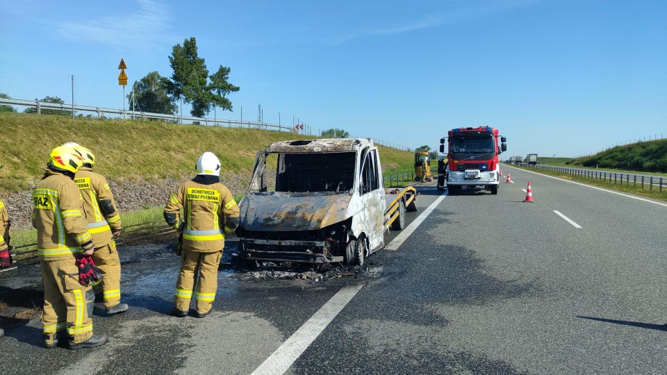 Samochód stanął w ogniu na autostradzie A1. Na pomoc ruszyli...