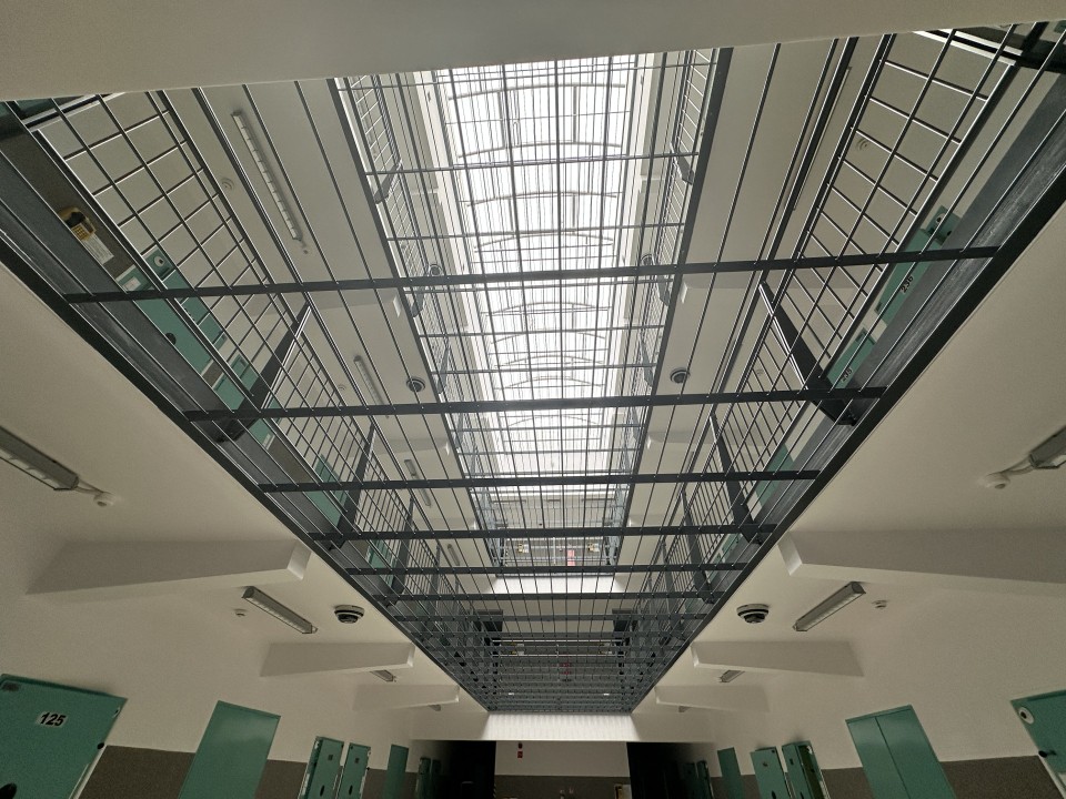 Wnętrze nowego budynku Aresztu Śledczego w Hajnówce pomieści...