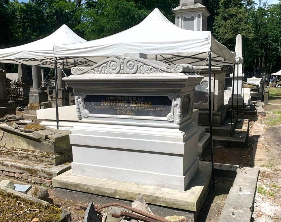 MWKZ pokazał efekty prac konserwatorskich na cmentarzu...