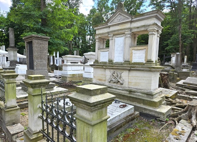 MWKZ pokazał efekty prac konserwatorskich na cmentarzu żydowskim.
