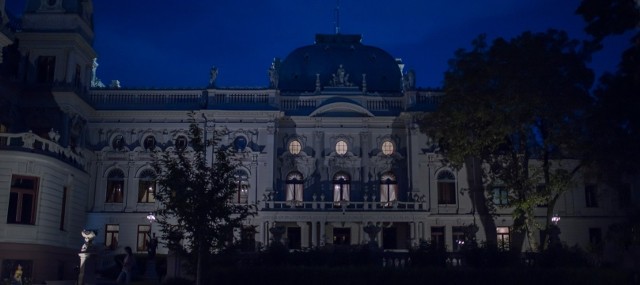 Już jutro, 28 czerwca, będziecie mogli zwiedzić jeden z najpiękniejszych punktów miasta – Pałac Rodziny Poznańskich – w nieco innych, niż zwykle, okolicznościach. Zaplanowane jest bowiem wieczorne zwiedzanie pałacu i przynależącego do niego ogrodu. 