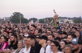 Przegląd najlepszych koncertów w Warszawie i okolicach na wakacje. 10 propozycji na świetne muzyczne doznania
