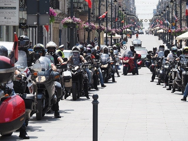 Uczestnicy V Rajdu Motocyklowego Weteranów zakończyli przejazd na ulicy Piotrkowskiej w Łodzi.
