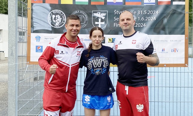 Antonina Hader (w środku) odniosła kolejny, międzynarodowy sukces wygrywając Turniej Bokserski „Olympic Hopes”