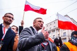 Robert Bąkiewicz oskarżony o uszkodzenie zabytku w Warszawie. Byłemu organizatorowi Marszu Niepodległości grozi do 8 lat więzienia