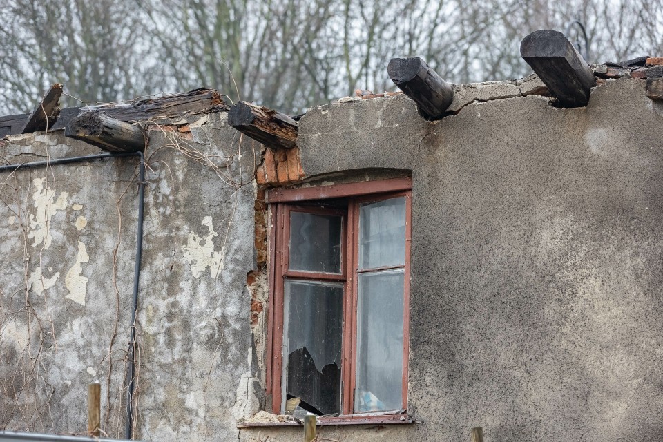 Zaniedbany budynek z historią: Spalony dom na ulicy Limanowskiego w Krakowie