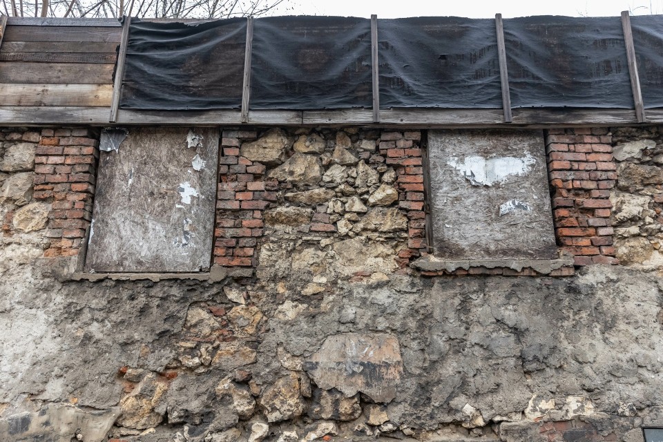 Zaniedbany budynek z historią: Spalony dom na ulicy Limanowskiego w Krakowie