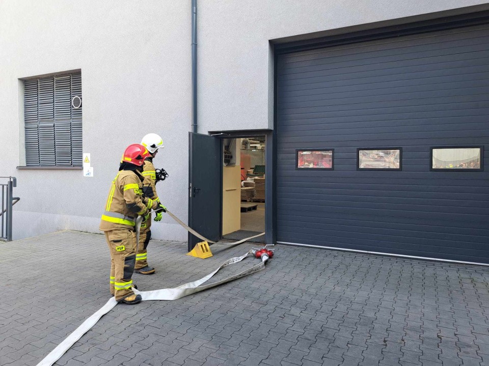 Ćwiczebny alarm przeciwpożarowy w firmie Adriana w Chełmnie