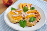 Pyszne placki z brzoskwiniami na deser lub śniadanie. Pulchne, mięciutkie i słodkie