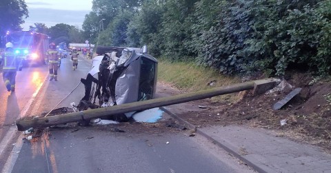 Mazda w powiecie radziejowskim wypadła z drogi, złamała słup i przewróciła się na bok