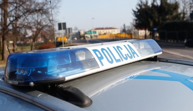 Policjanci zatrzymali w Inowrocławiu poszukiwanego za rozbój mężczyznę. Miał podejrzaną substancję