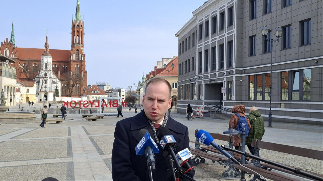 Wiceminister Adam Andruszkiewicz w Białymstoku. Na Rynku Kościuszki podsumował wizytę w USA. Towarzyszył tam Pierwszej Damie