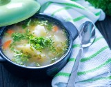 „Dziad z babą" to tradycyjna zupa z Podkarpacia. Pyszna, pożywna i łatwa do zrobienia. Przepis na sycącą zupę z ziemniakami i zacierkami