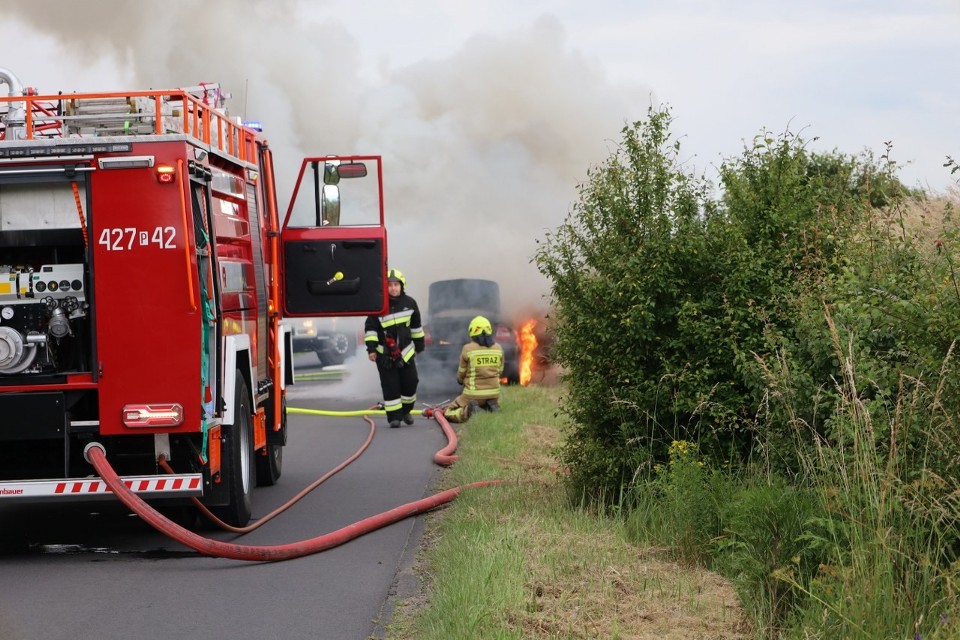 Pożar auta w Wełnicy! Droga do Gniezna zablokowana