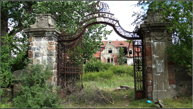 Pałac we wsi Glinka – dlaczego nazywany jest „Pałacem Samobójców”? Mroczna legenda i prawdziwa historia