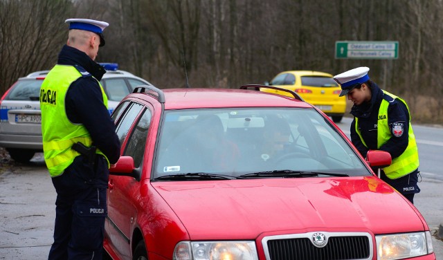 7 wypadków odnotowała policja na kujawsko-pomorskich drogach w okresie sylwestrowo-noworocznym. Rannych zostało 12 osób. W Bydgoszczy wpadło 15 kierujących na "podwójnym gazie".