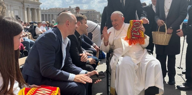Papież Franciszek z szalikiem Jagiellonii Białystok 