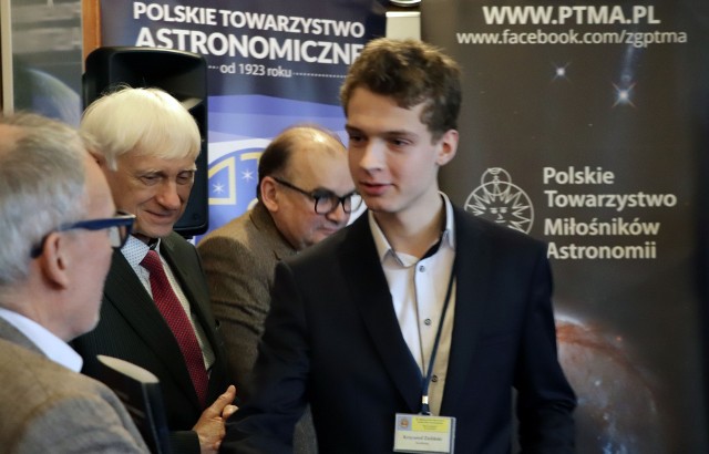 W tym roku zwycięzcą OMSA został Krzysztof Zieliński z I LO w Kołobrzegu, którzy wygłosił referat "Fotometryczne obserwacje tranzytów planet pozasłonecznych. Analiza z użyciem AstroImageJ"