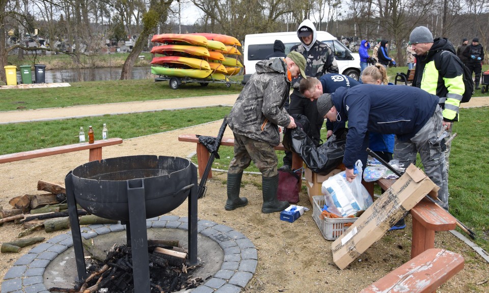 W niedzielę 24 marca społecznicy sprzątali rzekę Drwęcę i...