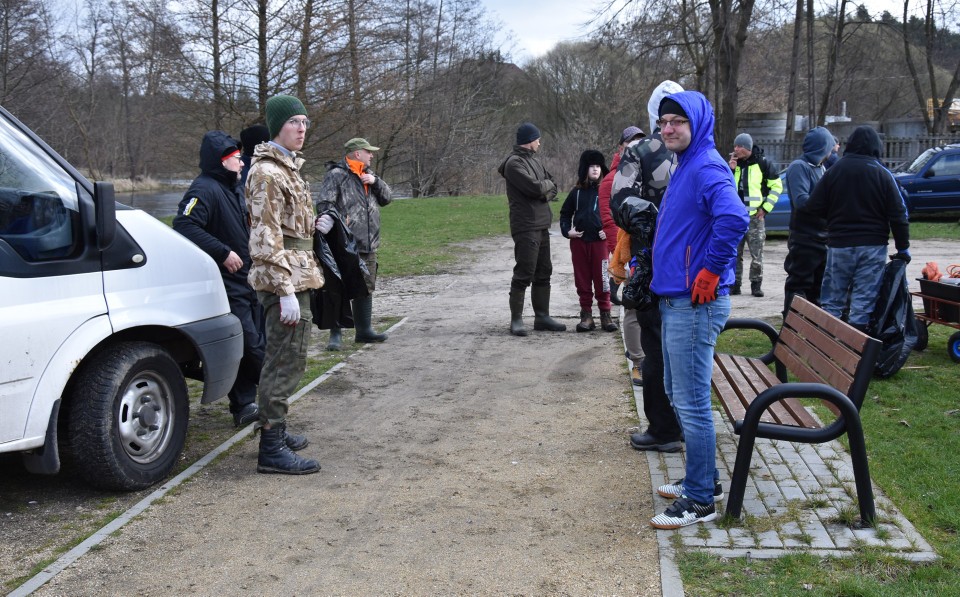 W niedzielę 24 marca społecznicy sprzątali rzekę Drwęcę i...