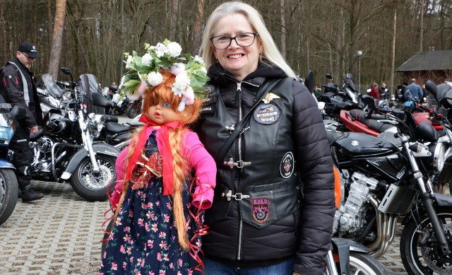W Grudziądzu motocykliści symbolicznym spaleniem marzann powitali wiosnę a tym samym sezon motocyklowy 2024