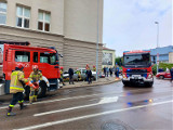 Auto uderzyło w budynek szkoły. Jedna osoba trafiła do szpitala
