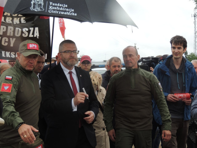Policja z Łomży chce uchylenia immunitetu europosła Brauna w związku z incydentem w Jedwabnem